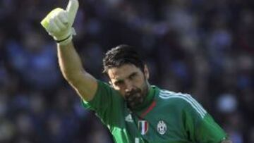 Buffon responde al aplauso del público tras batir el récord italiano de imbatibilidad.