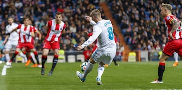 Cristiano Ronaldo scores after a great pass from Kroos. 1-0