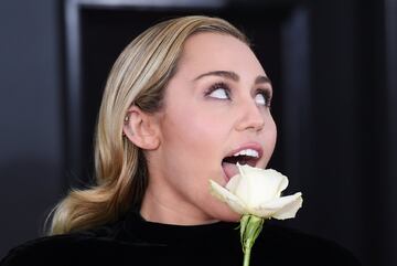 Miley Cyrus posa a su llegada al Madison Square Garden de Nueva York, para participar de la 60 edición de los Premios Grammy.