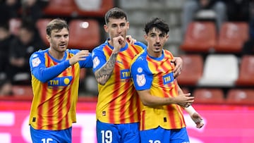 GIJÓN, 16/12/2025.- El delantero del Valencia Dani Raba (c) celebra tras marcar el 0-2 durante el partido de dieciseisavos de final de la Copa del Rey que Sporting de Gijón y Valencia CF disputan este martes en el estadio de El Molinón, en Gijón. EFE/Eloy Alonso