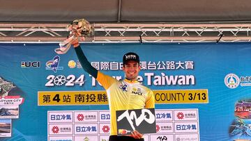 El ciclista del Kern Pharma Iv¨¢n Cobo posa con el jersey de l¨ªder de la Vuelta a Taiw¨¢n tras la cuarta etapa.