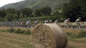 <b>ÚLTIMA MONTAÑA. </b>El pelotón en carrera. Hoy, última meta en alto, en el Vesubio.