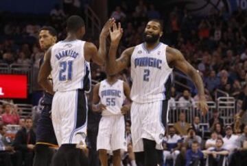 Maurice Harkless felicita a Kyle O'Quinn, ambos de Orlando Magic.