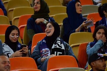 Las mujeres pudieron acceder sólo a una determinada zona del estadio. Es la primera vez que pueden acudir a un campo de fútbol.