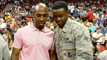 Chauncey Billups posa con un militar.