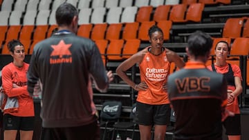 19/11/24 BALONCESTO FEMENINO
Kayla Alexander Valencia Basket entrenamiento
Firma: Valencia Basket