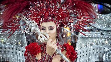 La Reina del Carnaval de Las Palmas de Gran Canaria 2023, Lola Ortiz Luque, en representación de Tapicería Peñate, con la fantasía: ‘Perfidia de amor’, durante la Gala de la Reina del Carnaval, en el Parque Santa Catalina, a 24 de febrero de 2023, en Las Palmas de Gran Canaria, Gran Canaria, Canarias (España). La gala, que se lleva celebrando desde 1977, consiste en la competición de once participantes por el título de Reina del Carnaval. Las candidatas salen al escenario según se ha establecido en el sorteo previo, vistiendo los trajes que por su colorido y originalidad se han convertido en la parte más llamativa de esta fiesta. En esta ocasión, la gala está dedicada a la discoteca neoyorquina Studio 54.
25 FEBRERO 2023;FIESTA;CARNAVAL;DISFRAZ;
Europa Press
24/02/2023