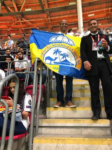 Miembros de la Pe?a de El Aai¨²n en la grada del Ali Sami Yen.