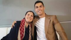 Cristiano Ronaldo posando con su madre, Dolores Aveiro.