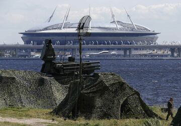 Una vista muestra un sistema de misiles antiaéreos Pantsir, ubicado cerca del estadio de San Petersburgo para brindar seguridad, en San Petersburgo, ciudad anfitriona de la Copa Mundial de fútbol