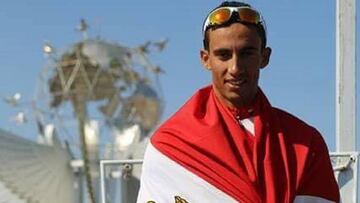 El ciclista Islam Nasser posa con la bandera de Egipto. Nasser falleci&oacute; este lunes a los 22 a&ntilde;os tras sufrir un infarto durante la disputa de los campeonatos africanos de ciclismo en pista.