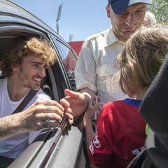 El primer día de Griezmann tras su adiós acaba con autógrafos