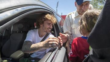 El primer día de Griezmann tras su adiós acaba con autógrafos