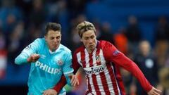El delantero del Atl&eacute;tico de Madrid Fernando Torres controla la pelota ante el defensa colombiano del PSV Eindhoven, Santiago Arias.
