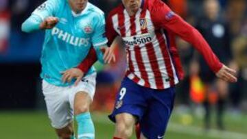 El delantero del Atlético de Madrid Fernando Torres controla la pelota ante el defensa colombiano del PSV Eindhoven, Santiago Arias.