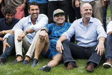 El guardameta italiano Gianluigi Buffon, junto al exjugador argentino, Diego Maradona  y el presidente de la FIFA, el suizo Gianni Infantino, antes del partido que enfrenta a las leyendas del fútbol internacional, en Brig (Suiza)