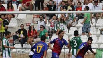<b>GOL DE ORO. </b>Carles Gil celebra con sus compañeros el único tanto del encuentro ante el Córdoba en El Arcángel.