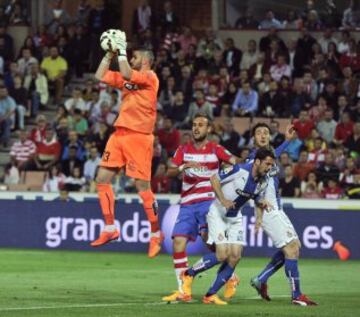El guardameta del Espanyol, Francisco Casilla, captura el balón durante el encuentro correspondiente a la jornada 34 de primera división, que disputan esta noche frente al Granada en el estadio Nuevo los Cármenes de Granada.