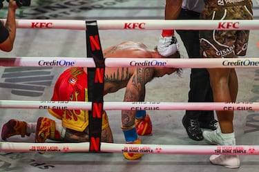 El boxeador e influencer estadounidense Jake Paul es derribado por el boxeador británico Anthony Joshua durante su pelea de peso pesado.