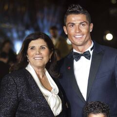 La madre de Cristiano: "Si no hubiera mafia futbolística mi hijo tendría más Balones de Oro"