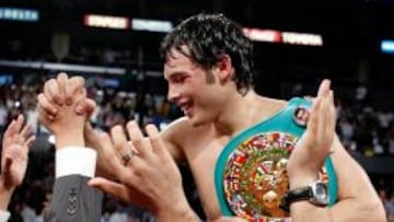 <b>FELICIDAD. </b>El nuevo campeón mundial es felicitado por numerosos aficionados.