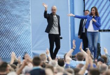 Pep Guardiola habló ante una multitud que le esperaba en el City Football Academy en Manchester.