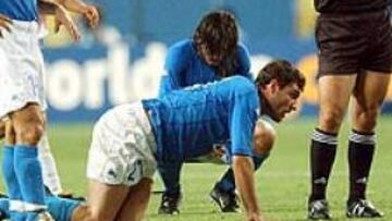<b>POR LOS SUELOS. </B/>Byron Moreno durante el Mundial 2002 rodeado de los jugadores de la selección italiana.