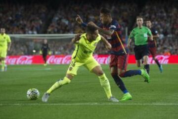 Neymar intenta superar a Trujillo.