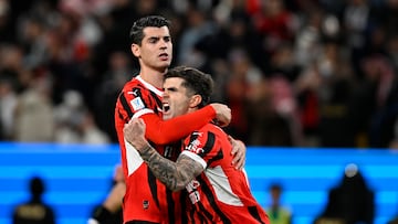 Chrisitan Pulisic y Álvaro Morata celebran el gol del estadounidense contra la Juventus en la semifinal de la Supercopa de Italia desde Arabia Saudita. (EFE/EPA/STR)