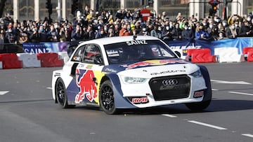 Carlos Sainz con el Audi durante su exhibici&oacute;n en Madrid.