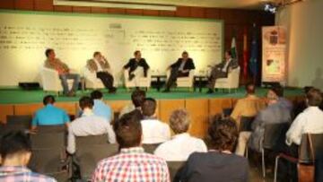 ÉXITO DE PARTICIPACIÓN. Gallardo, Relaño, Martínez Roig, Nolla y Redondo en un momento de la charla en Benahavís.