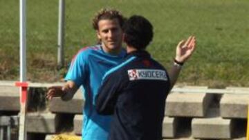 <b>CHARLA. </b>Forlán y Quique charlan en un entrenamiento.