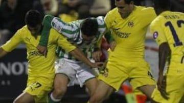 <b>AGOBIO AL GOLEADOR. </b>Tres defensas del Villarreal presionan a Jorge Molina mientras éste intenta controlar un balón. El alcoyano no tuvo su noche.