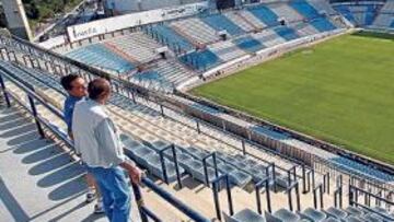<b>OPERATIVA.</b> José Alcaraz y el responsable de mantenimiento del estadio, ayer, inspeccionando la grada del Mundial.