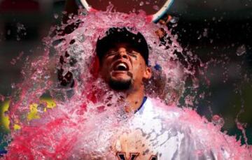 Carlos Gómez de los Texas Rangers bañado de una bebida isotónica después del partido ante los Seattle Mariners.