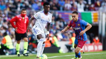 Vinicius Junior of Real Madrid and Sergino Dest of FC Barcelona in action during the spanish league, La Liga Santander, football match played between FC Barcelona and Real Madrid at Camp Nou stadium on October 24, 2021, in Barcelona, Spain.
 AFP7 
 24/10/2021 ONLY FOR USE IN SPAIN