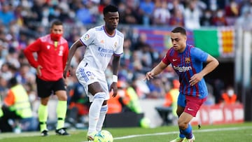 Vinicius Junior of Real Madrid and Sergino Dest of FC Barcelona in action during the spanish league, La Liga Santander, football match played between FC Barcelona and Real Madrid at Camp Nou stadium on October 24, 2021, in Barcelona, Spain.
 AFP7 
 24/10/2021 ONLY FOR USE IN SPAIN