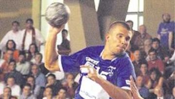 <b>PELIGRO. </b>Con el brazo de Kjelling armado, tiemblan los porteros.