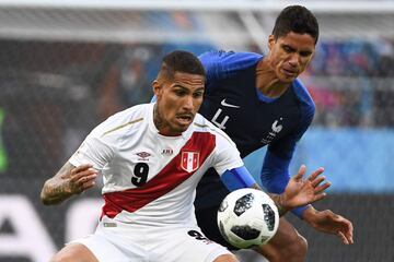 Paolo Guerrero y Raphael Varane.