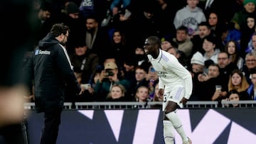 Ferland Mendy se toca la parte trasera de su pierna izquierda. El francés estará dos meses fuera de los terrenos de juego.