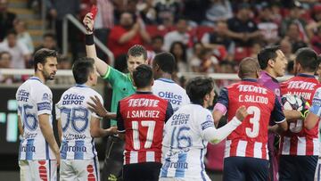 Por algo le dicen “El Chucky”; Lozano lleva tres rojas en tres meses