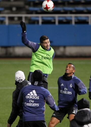 James entrena y comparte al lado de sus compañeros del Real Madrid en Yokohama.