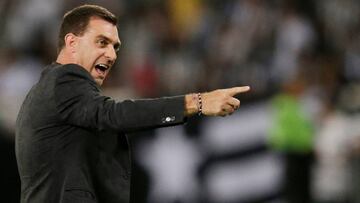 Football Soccer - Brazil&#039;s Botafogo v Chile&#039;s Colo Colo - Copa Libertadores - Nilton Santos stadium, Rio de Janeiro, Brazil, 1/2/17 -  Head coach Pablo Guede of Colo Colo reacts.  REUTERS/Ueslei Marcelino