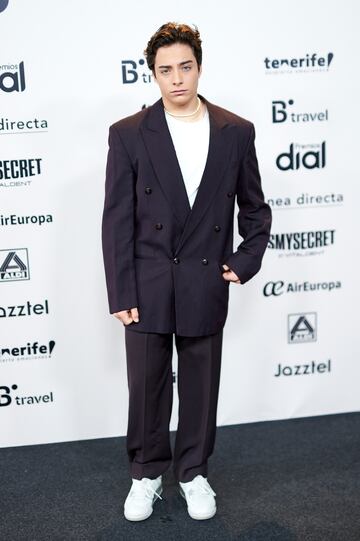 El cantante y actor ibicenco Izan Llunas posa a su llegada a la alfombra verde de los Premios Dial 2023.