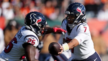 CINCINNATI, OHIO - NOVEMBER 12: C.J. Stroud #7 of the Houston Texans hands off the ball to Devin Singletary #26 of the Houston Texans during the first quarter against the Cincinnati Bengals at Paycor Stadium on November 12, 2023 in Cincinnati, Ohio.   Dylan Buell/Getty Images/AFP (Photo by Dylan Buell / GETTY IMAGES NORTH AMERICA / Getty Images via AFP)