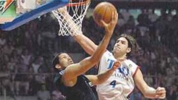 <b>FIRMEZA. </b>Scola y compañía defendieron con eficacia las entradas de Hamilton y otros madridistas.