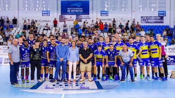 La plantilla del Cangas (azul) y la del Kielce (amarillo) posan al final del partido con las autoridades,