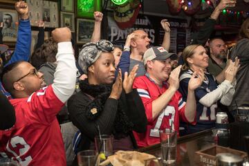 Los aficionados de los Patriots se reunieron en bares para ver el partido mientras comían alitas y bebían cervezas. Aunque los Patriots recorrieron muchas más yardas que los Rams, éstas no se llegaron a materializar en puntos.