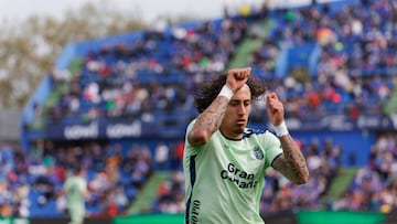 Fábio Silva celebra.