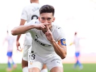 Pepelu celebra un gol con el Valencia.